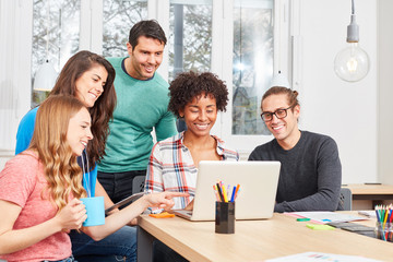 Start-Up Team in einer EDV Schulung am Laptop