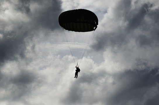 PARACHUTE JUMP - Soldier of the airborne troops