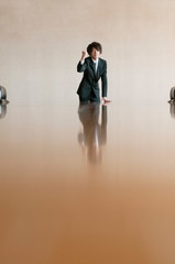 会議室でガッツポーズをするビジネスマン