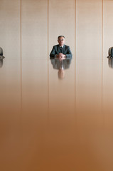 会議室で真剣な表情をするビジネスマン