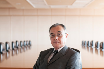 Fototapeta premium 会議室で真剣な表情をするビジネスマン