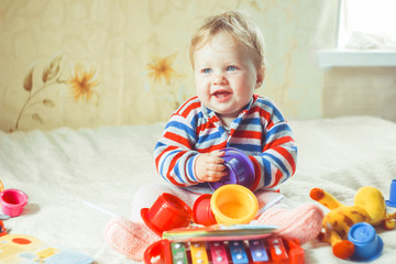 The child plays on the bed