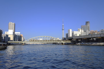 Fototapeta na wymiar 昼の隅田川総武線鉄橋と隅田川