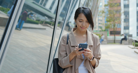 Fototapeta premium Woman use of cellphone in city