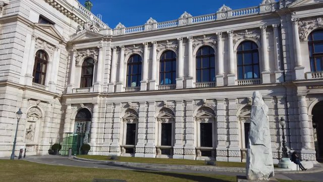 Burgtheater Wien, sanfte Kamerafahrt um den S&uuml;dfl&uuml;gel