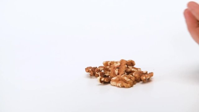 Nueces cayendo en c&aacute;mara lenta