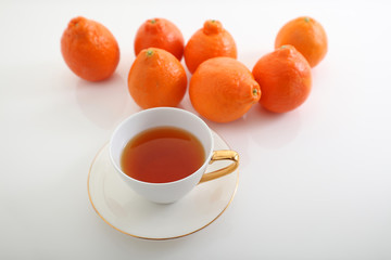 一杯の紅茶とオレンジ
