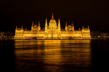 Fototapeta premium Hungarian Parliment night panoramic view, Budapest, Hungary