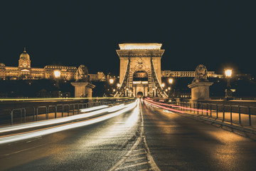 Obraz premium Chain Bridge and car traffic light at night, Budapest, Hungary