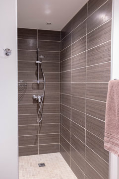 Douche italienne moderne et design, couleur marron