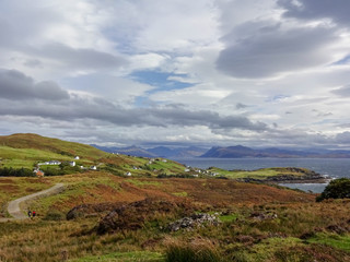 Fototapeta na wymiar Panorama Übersicht über den Ort Aird of sleat auf der Isle of Skye in Schottland mit Blick zum Festland 