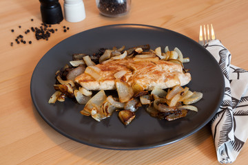 Grilled chicken with onion and garlic