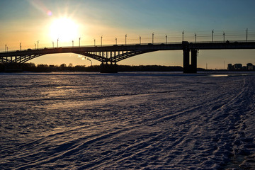 Fototapeta na wymiar sunset over the river in winter