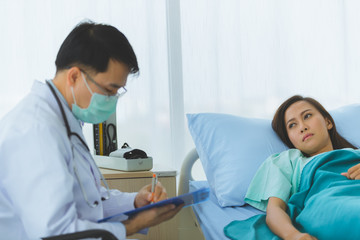 Obraz premium Doctor took the pulse of the female patient.
