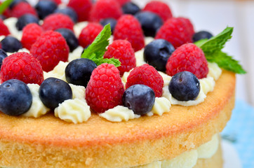 Tarta de moras y arándanos