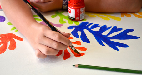 Niño pintando