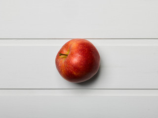Manzanas sobre fondo de madera