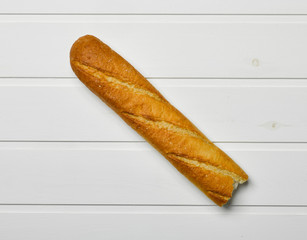 Pan sobre fondo de madera blanca