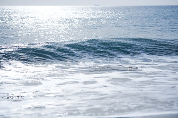 Naklejka premium Olas rompiendo en la playa