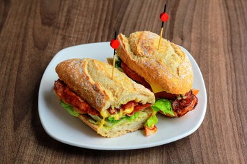 Bocadillo lomo queso y lechuga