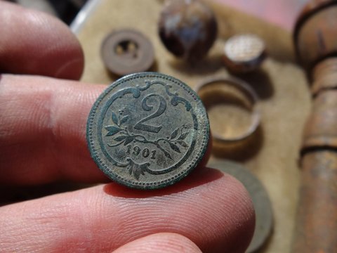 little  copper old coin geller lies on the fingers
