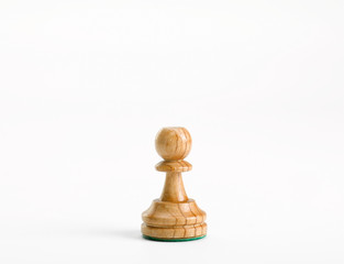 Figura de ajedrez sobre fondo blanco, peón