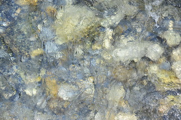 Río de montaña caudaloso con piedras redondeadas 