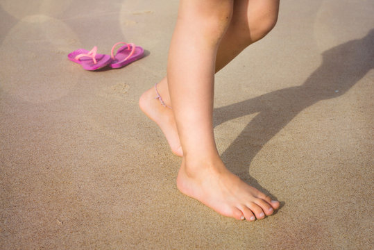 pieds d'enfant dans le sable
