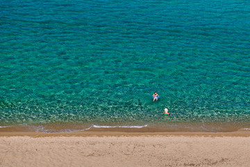 Obraz premium Toddler boy on beach with mother