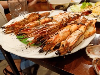 Fresh seafood consists of squid, grilled shrimp, cockles19