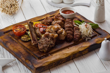 grilled meat with tomato, onion and sauce