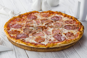 Fresh italian classic original pizza with cheese