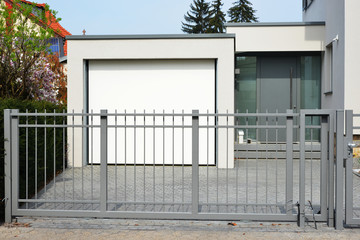 Neues Einfahrtstor aus Stahl in der Hauszufahrt, Eingangsbereich und Garage mit Automatik-Tor © Hermann