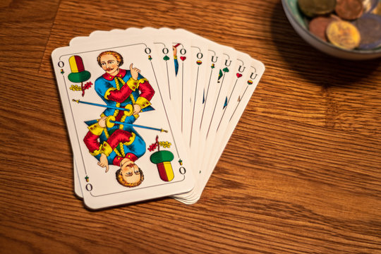 Schafkopf Karten Ober Unter auf Holztisch mit Spielgeld