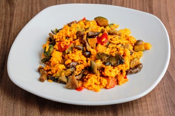 Paella valenciana de marisco y verduras