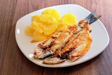 Gallo a la plancha con patatas