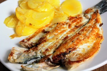 Gallo a la plancha con patatas