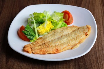 Filete gallo rebozado ensalada