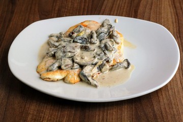 Pollo plancha salsa champiñones