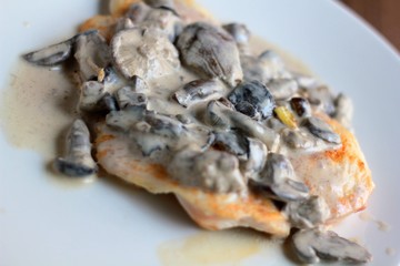 Pollo plancha salsa champiñones