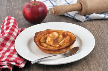 Tarte aux pommes dans une assiette 
