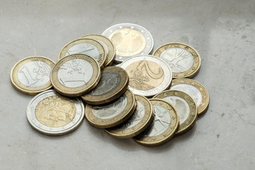 Münzen (Euro) auf Stein