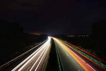 Lichtstrahlen von Autos in einer Langzeitbelichtung