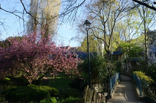 Bruxelles (Belgique) Petit parc pr&egrave;s de la station de m&eacute;tro &laquo; Parvis de Saint-Gilles &raquo;