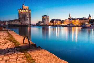 coucher de soleil sur la ville de La Rochelle - obrazy, fototapety, plakaty