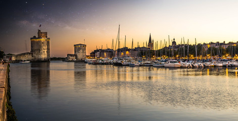 coucher de soleil sur la ville de La Rochelle