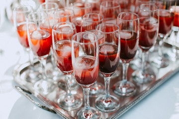 Himbeer-Cocktails für Gäste, Cocktails auf silber Tablett