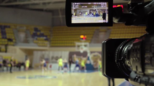 Broadcast basketball.Playing basketball in the viewfinder of the camera