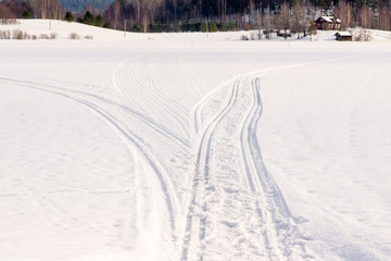 Obraz premium wheel tracks on a snowy road