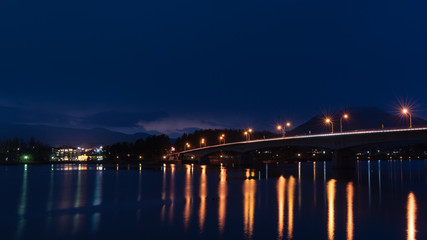 Lac Kawagushi et son pont, de nuit